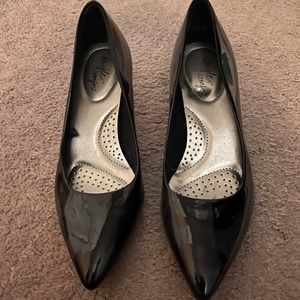 Kitten heels. Size 6 brand new condition. Dexflex comfort.